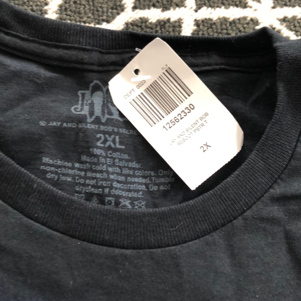 Hot Topic T-Shirt - Picture 2 of 4